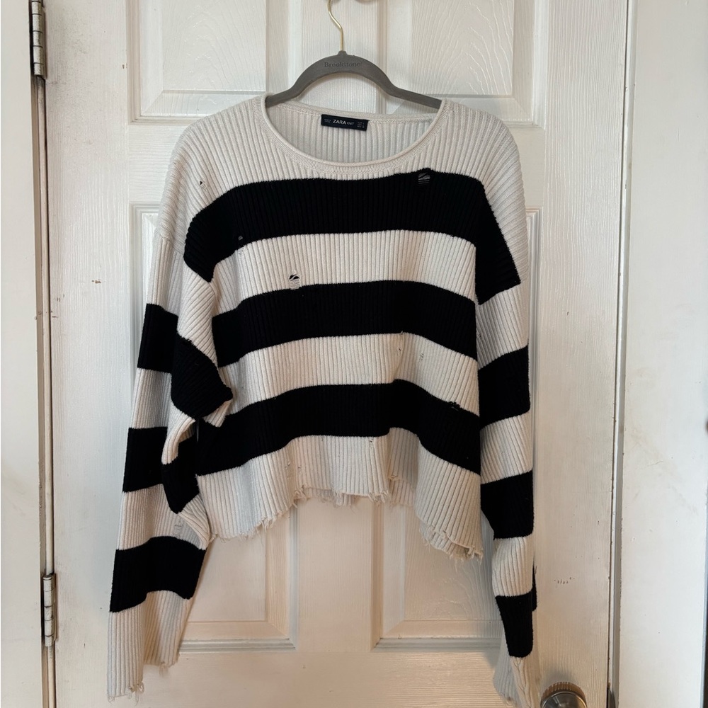 Zara Knit White and Deep Navy Blue Cropped Sweater Size L